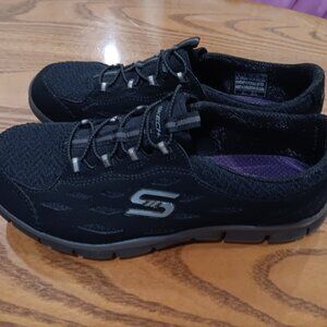Womans black Skechers wide fit air cooled memory foam shoes Size 8